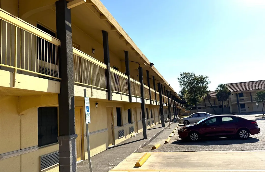 Townhouse Garden Inn & Suites San Antonio I 35-1