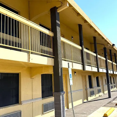 Townhouse Garden Inn & Suites San Antonio I 35-3
